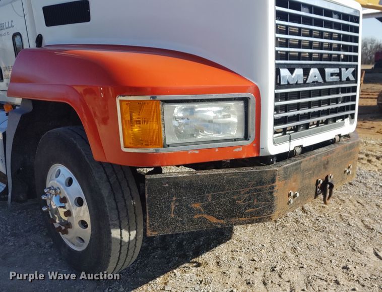 image for item DE6881 2002 Mack CH613 semi truck