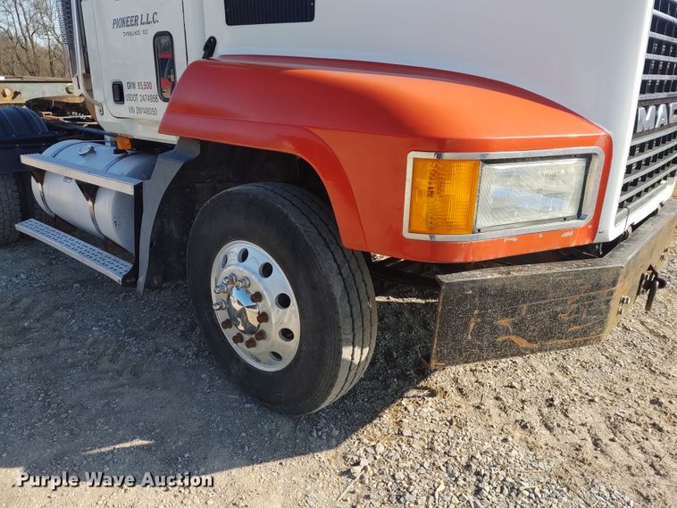 image for item DE6881 2002 Mack CH613 semi truck