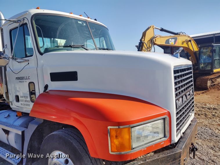 image for item DE6881 2002 Mack CH613 semi truck