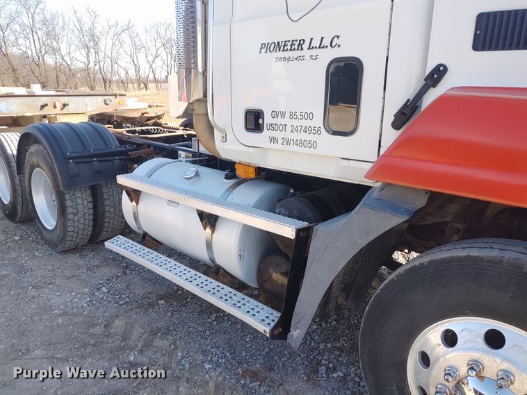 image for item DE6881 2002 Mack CH613 semi truck