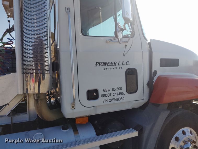 image for item DE6881 2002 Mack CH613 semi truck