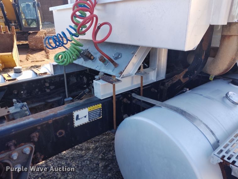 image for item DE6881 2002 Mack CH613 semi truck