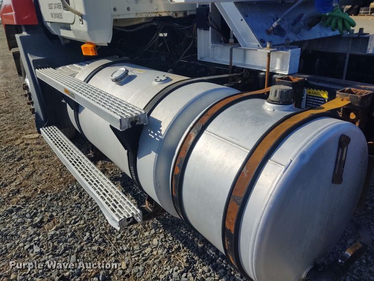 image for item DE6881 2002 Mack CH613 semi truck