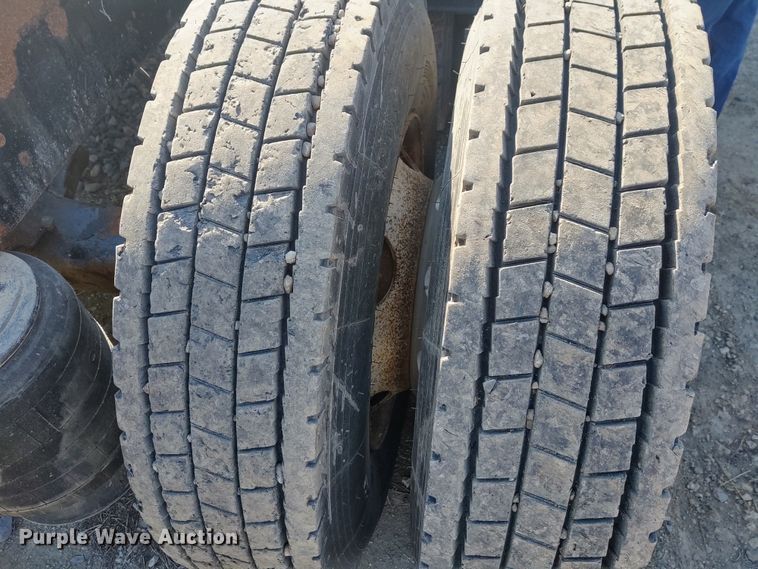 image for item DE6881 2002 Mack CH613 semi truck