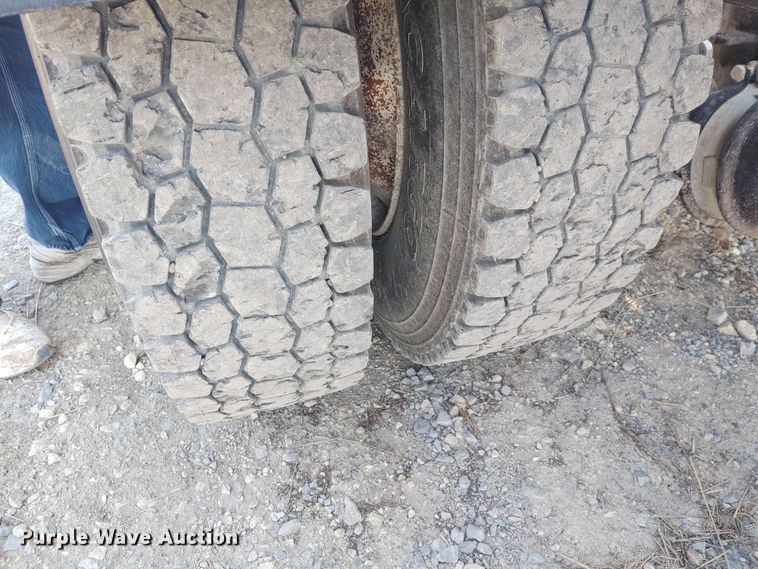 image for item DE6881 2002 Mack CH613 semi truck