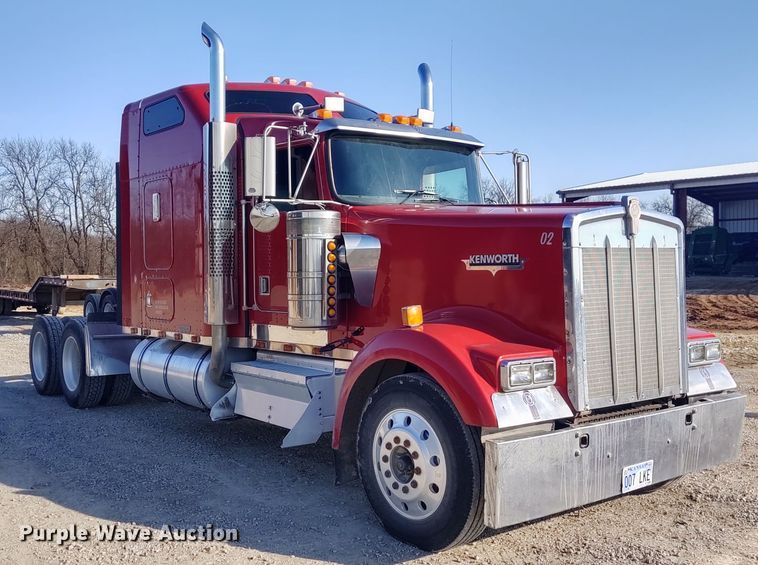 image for item DE6883 1999 Kenworth W900 semi truck