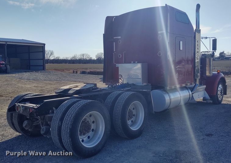 image for item DE6883 1999 Kenworth W900 semi truck