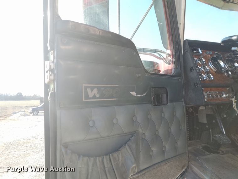 image for item DE6883 1999 Kenworth W900 semi truck