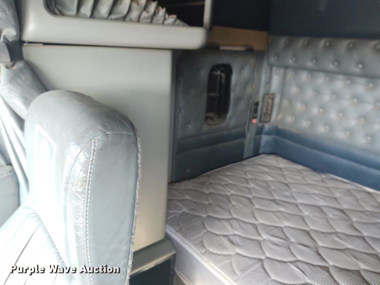 image for item DE6883 1999 Kenworth W900 semi truck