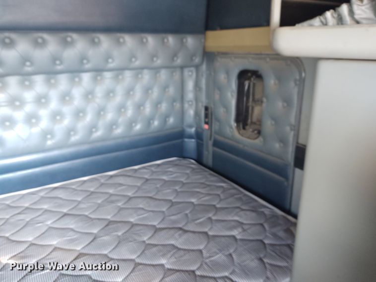 image for item DE6883 1999 Kenworth W900 semi truck