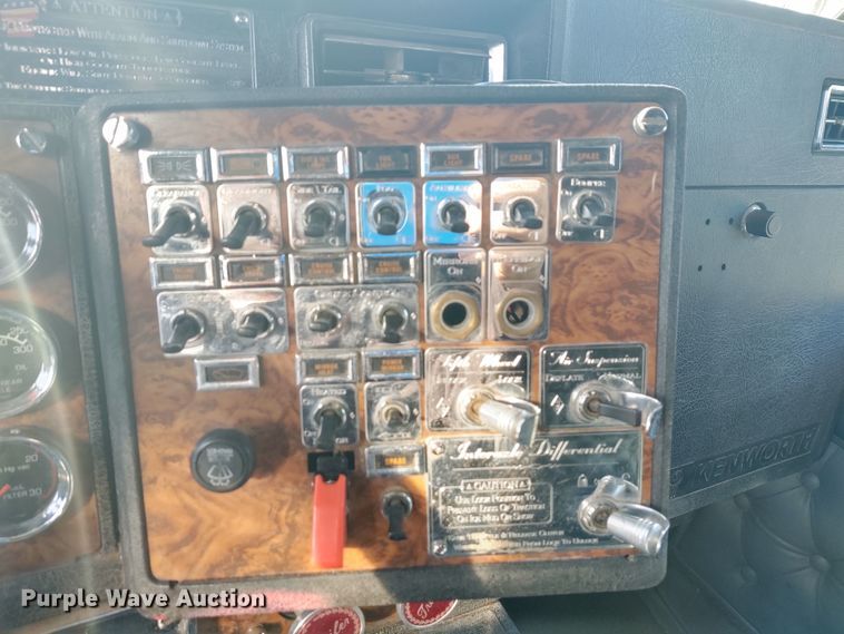 image for item DE6883 1999 Kenworth W900 semi truck