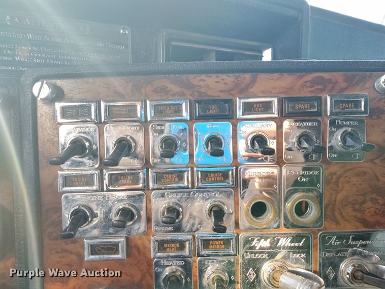 image for item DE6883 1999 Kenworth W900 semi truck