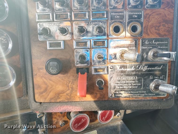 image for item DE6883 1999 Kenworth W900 semi truck