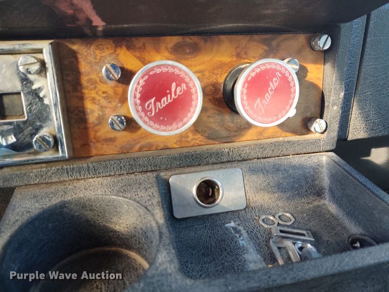 image for item DE6883 1999 Kenworth W900 semi truck