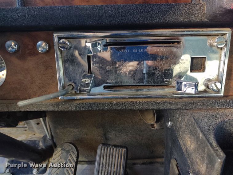 image for item DE6883 1999 Kenworth W900 semi truck