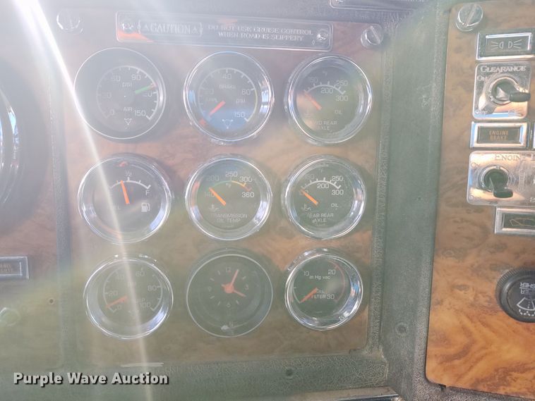 image for item DE6883 1999 Kenworth W900 semi truck