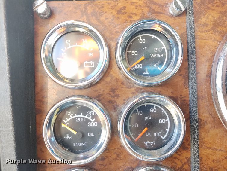 image for item DE6883 1999 Kenworth W900 semi truck