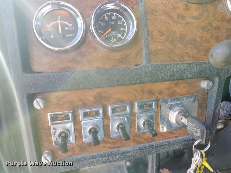 image for item DE6883 1999 Kenworth W900 semi truck