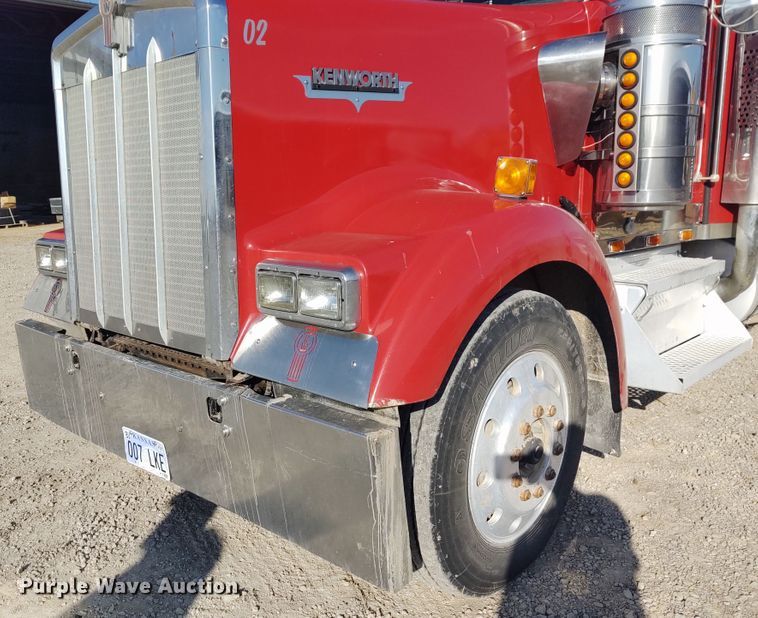 image for item DE6883 1999 Kenworth W900 semi truck