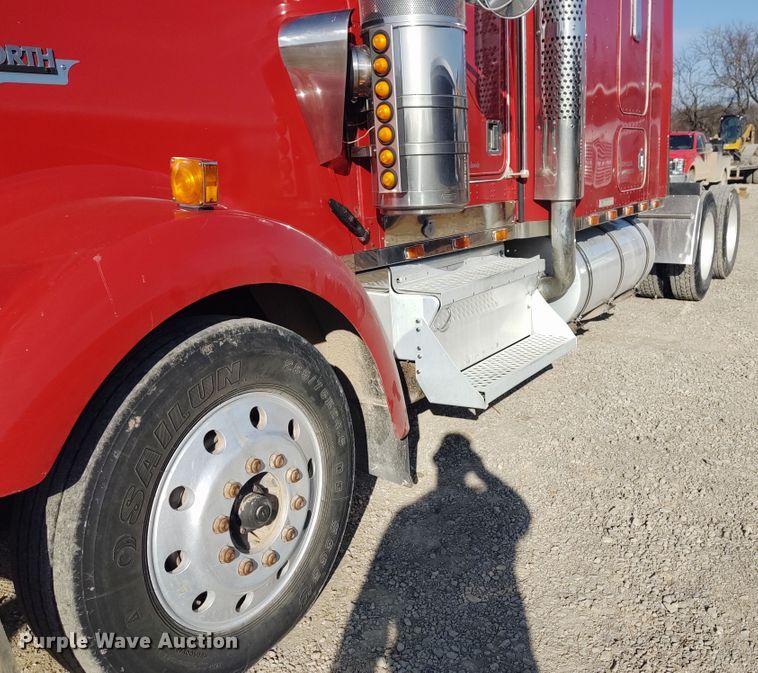 image for item DE6883 1999 Kenworth W900 semi truck