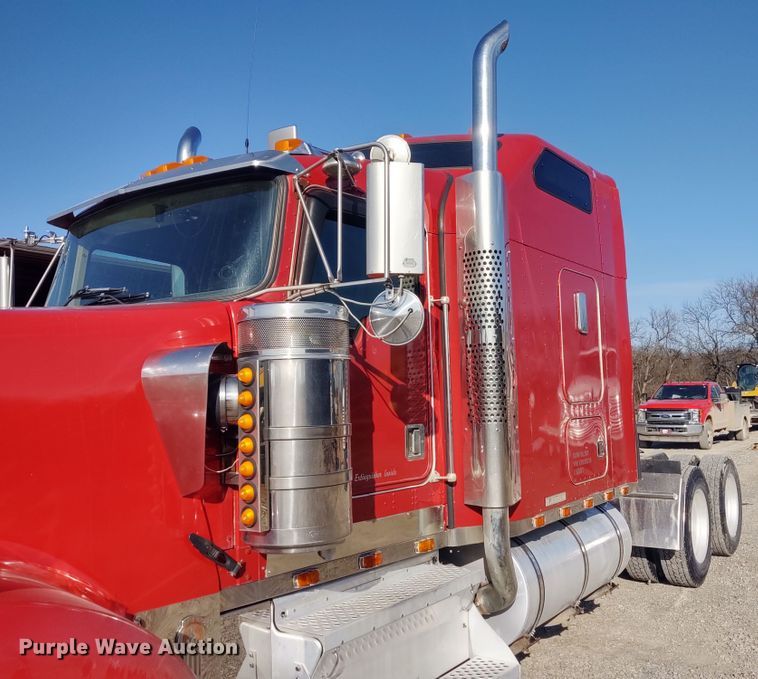 image for item DE6883 1999 Kenworth W900 semi truck