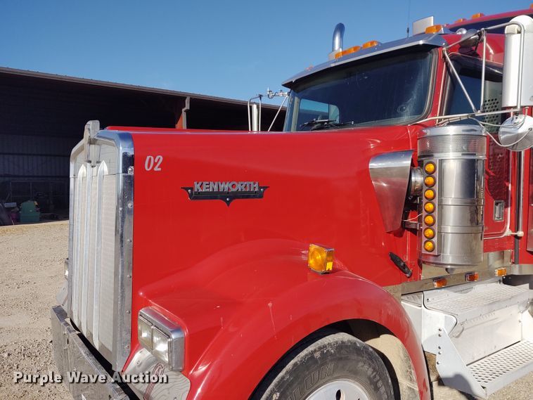 image for item DE6883 1999 Kenworth W900 semi truck