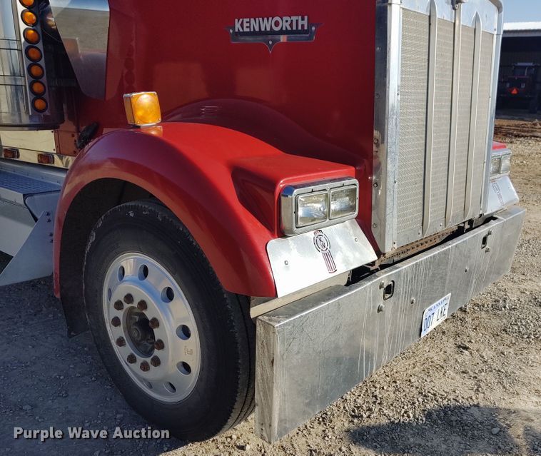 image for item DE6883 1999 Kenworth W900 semi truck