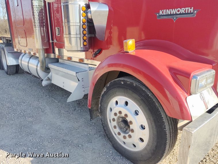 image for item DE6883 1999 Kenworth W900 semi truck