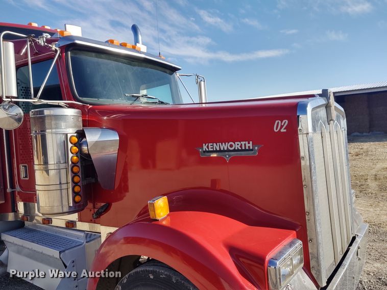 image for item DE6883 1999 Kenworth W900 semi truck