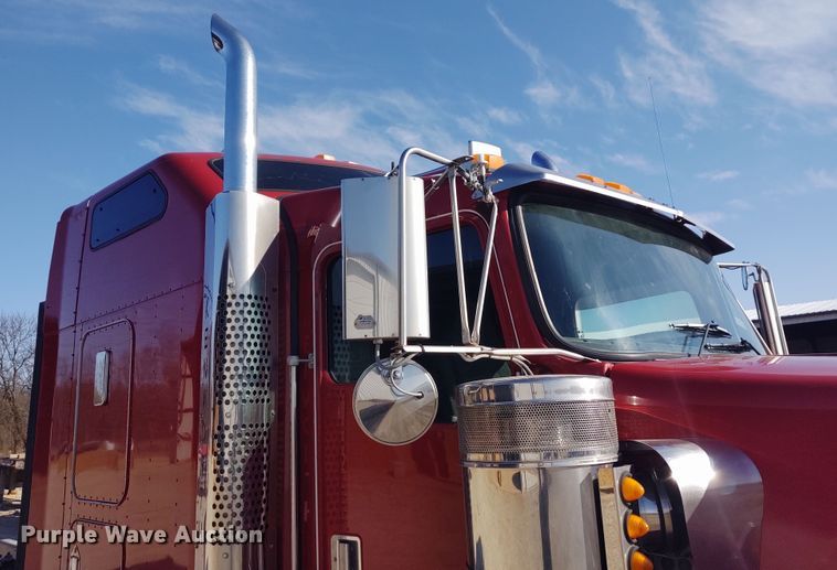 image for item DE6883 1999 Kenworth W900 semi truck