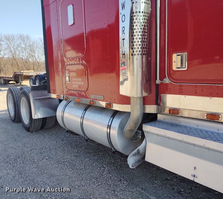 image for item DE6883 1999 Kenworth W900 semi truck