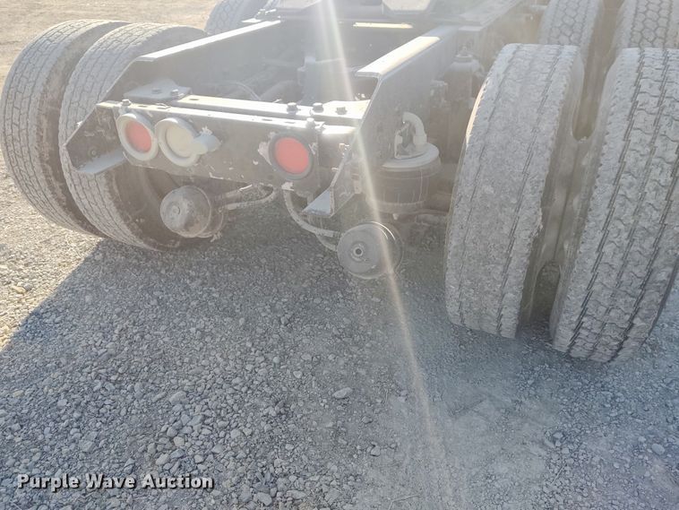 image for item DE6883 1999 Kenworth W900 semi truck