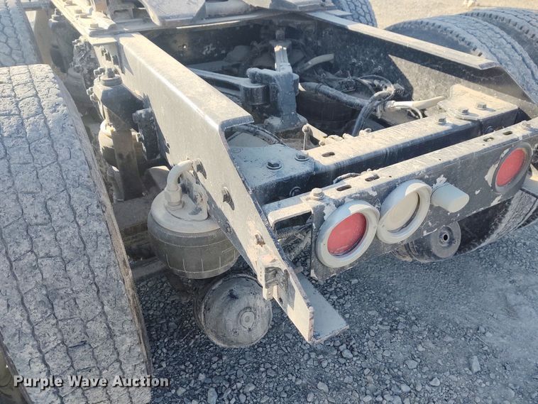 image for item DE6883 1999 Kenworth W900 semi truck