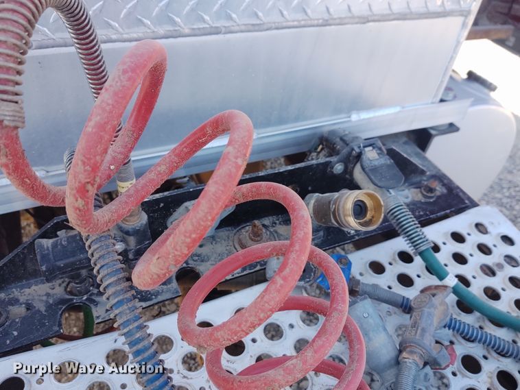 image for item DE6883 1999 Kenworth W900 semi truck