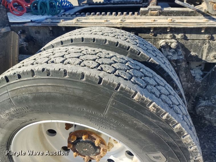 image for item DE6883 1999 Kenworth W900 semi truck