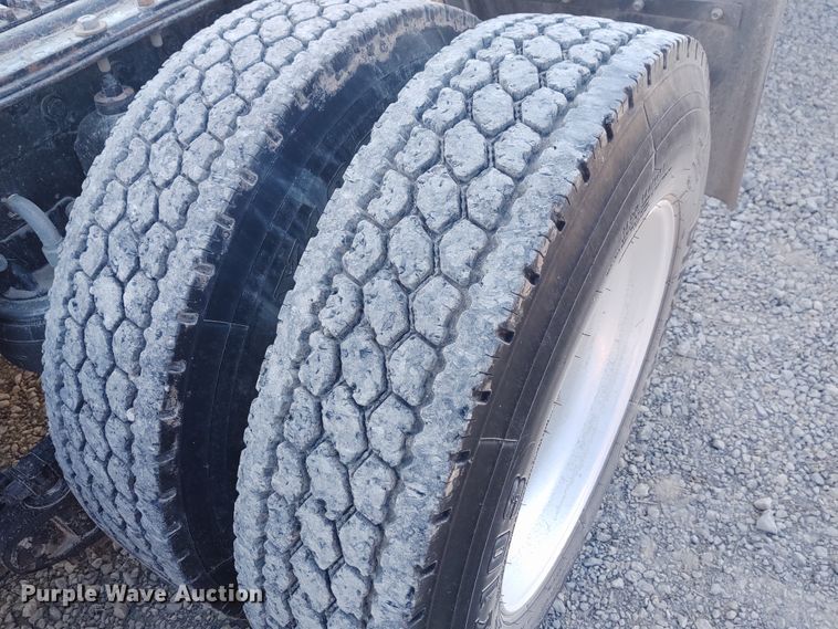 image for item DE6883 1999 Kenworth W900 semi truck