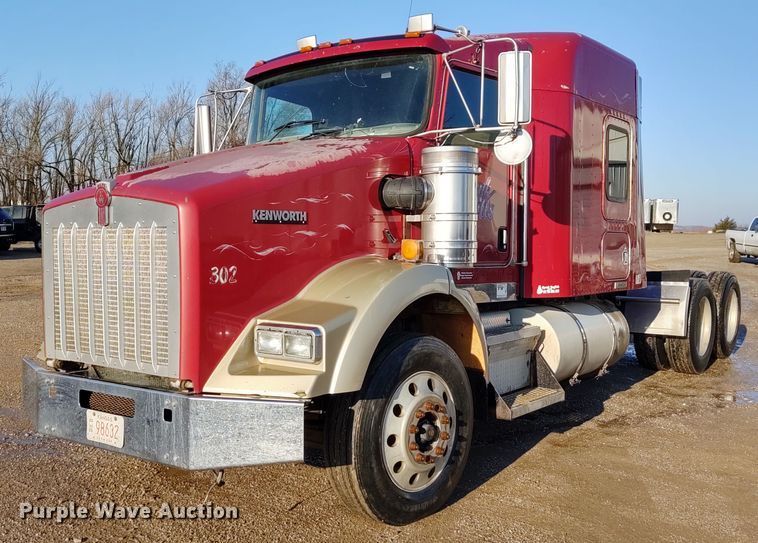 image for item DE6902 2003 Kenworth T800 semi truck