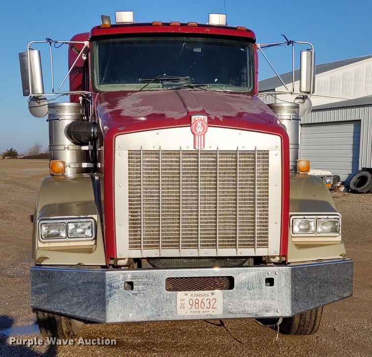 image for item DE6902 2003 Kenworth T800 semi truck