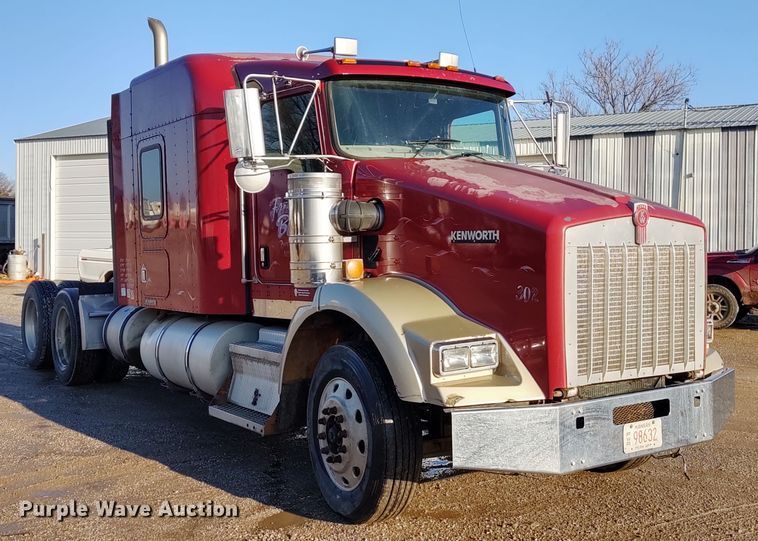 image for item DE6902 2003 Kenworth T800 semi truck