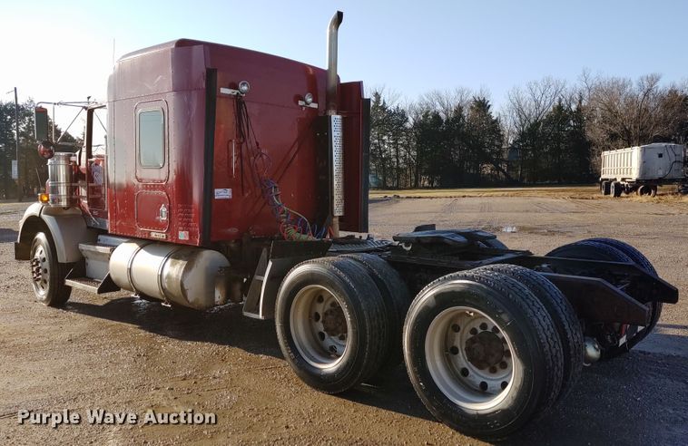 image for item DE6902 2003 Kenworth T800 semi truck