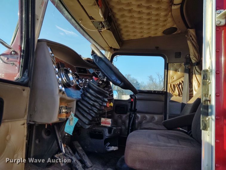 image for item DE6902 2003 Kenworth T800 semi truck