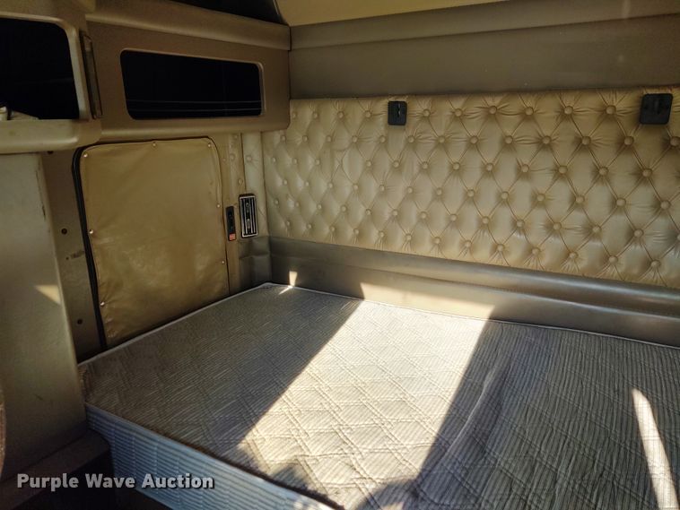 image for item DE6902 2003 Kenworth T800 semi truck