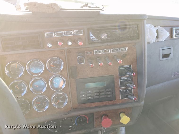 image for item DE6902 2003 Kenworth T800 semi truck