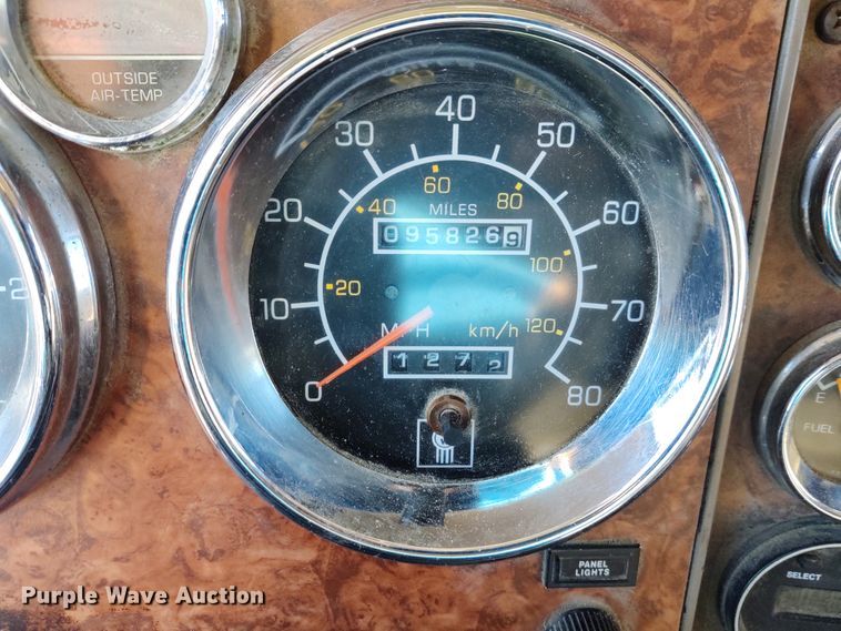 image for item DE6902 2003 Kenworth T800 semi truck