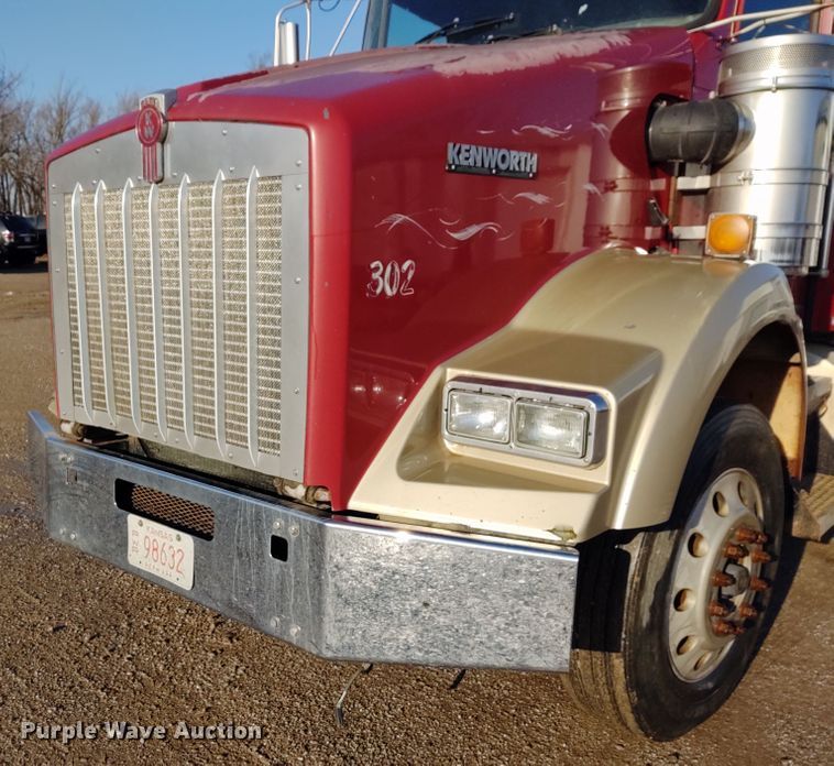 image for item DE6902 2003 Kenworth T800 semi truck