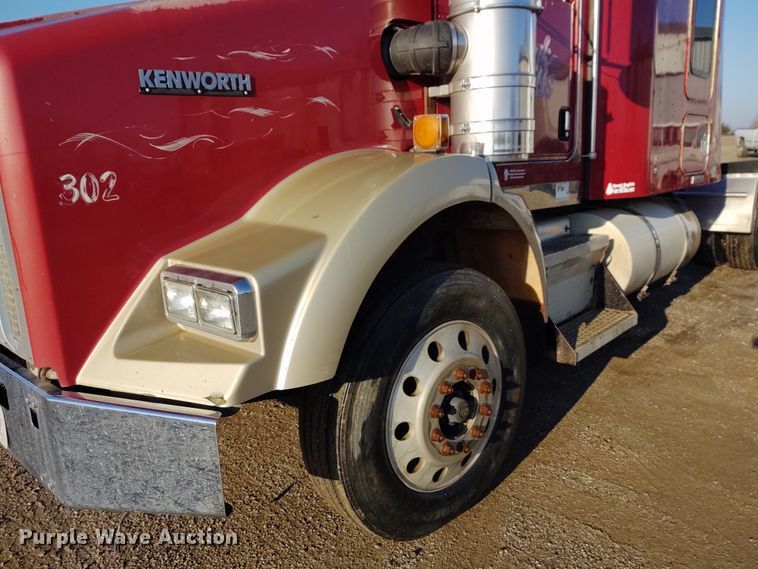 image for item DE6902 2003 Kenworth T800 semi truck