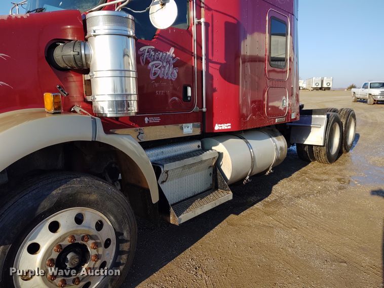 image for item DE6902 2003 Kenworth T800 semi truck