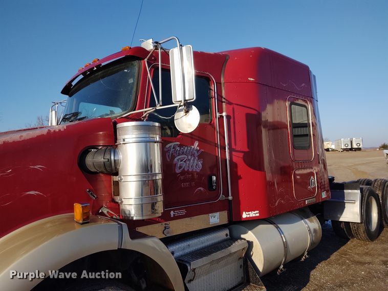 image for item DE6902 2003 Kenworth T800 semi truck