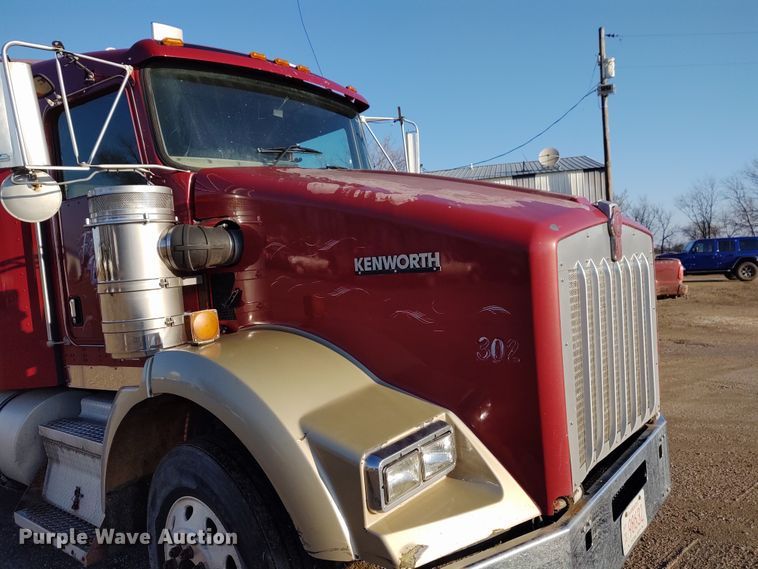 image for item DE6902 2003 Kenworth T800 semi truck