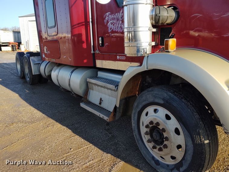 image for item DE6902 2003 Kenworth T800 semi truck